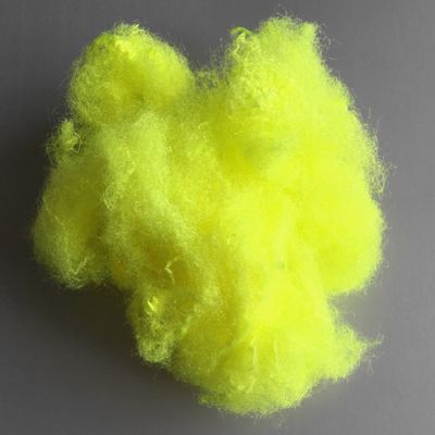 9d X 64mm Segitiga Polyester Staple Fiber Hijau Mengkilap Untuk Kain Bola Tenis